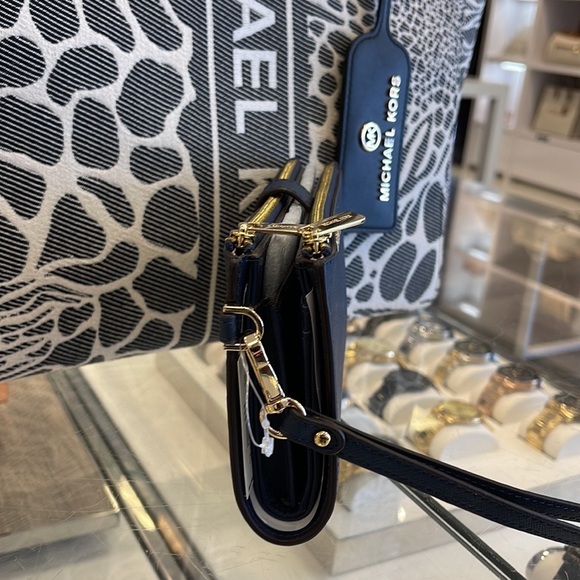 MICHAEL KORS LARGE DOUBLE ZIP WRISTLET WALLET PHONE CASE 
Navy NWT - Picture 10 of 16